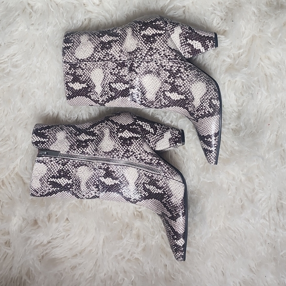 NEW! Chinese Laundry Rosalina Snakeskin Zip Ankle Boots Size 6.5 - Picture 3 of 13